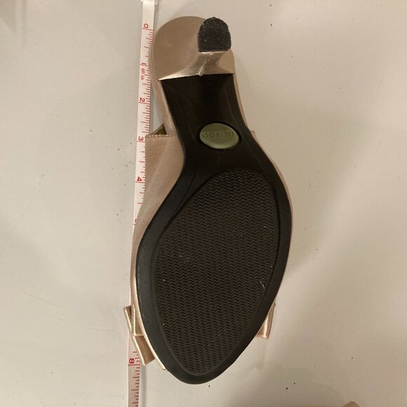 Me Too Champagne Satin Bow Heels Peep Toe Slingback Dress Shose. Size: 5.5 - Picture 3 of 8